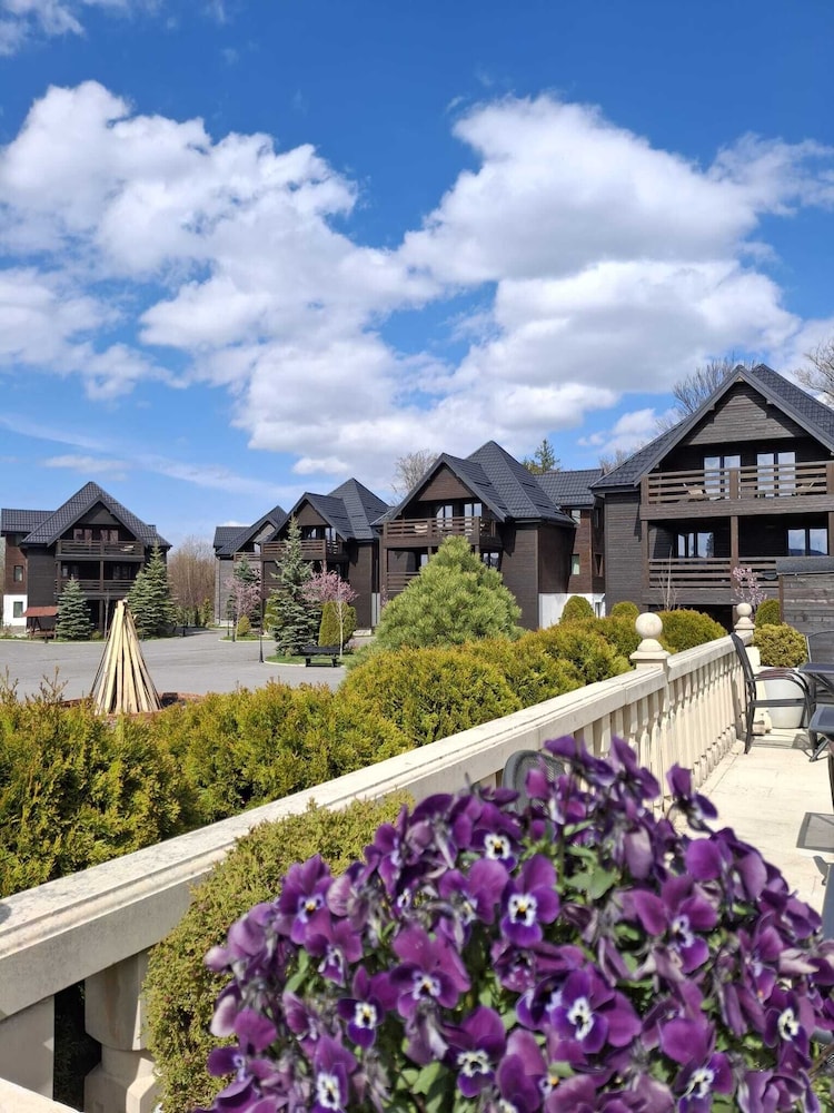 Monterai Resort 60/63