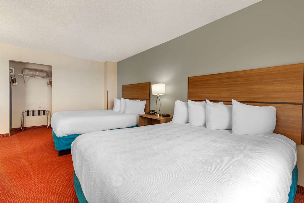 MainStay Suites Dubuque at Hwy 20 17/36