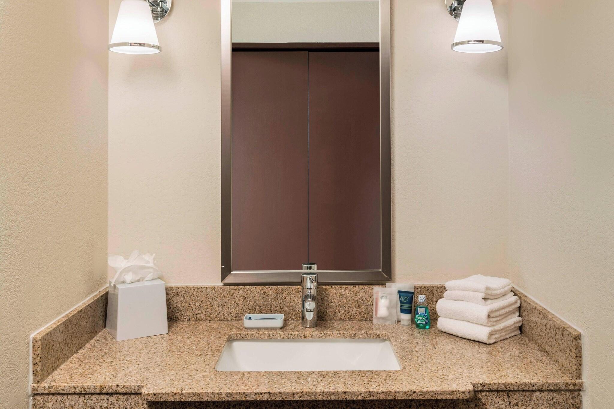 غرفة بسرير مزدوج لذوي الإعاقة، Four Points by Sheraton Boston Logan Airport Revere 5/5