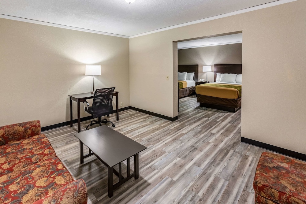 Baymont Inn & Suites by Wyndham Newton IA 4/6