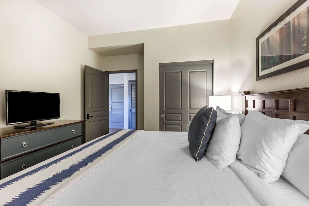 جناح بسرير كينج وسرير كوين بغرفتي نوم مع أريكة، Bluegreen Vacations Big Bear Village, an Ascend Collection Resort 3/7