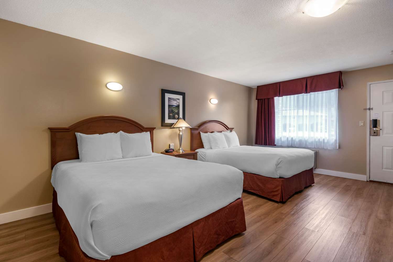 غرفة بسريرين كوين يُسمح فيها بالحيوانات الأليفة في الطابق الأرضي، Best Western Sicamous Inn 3/7
