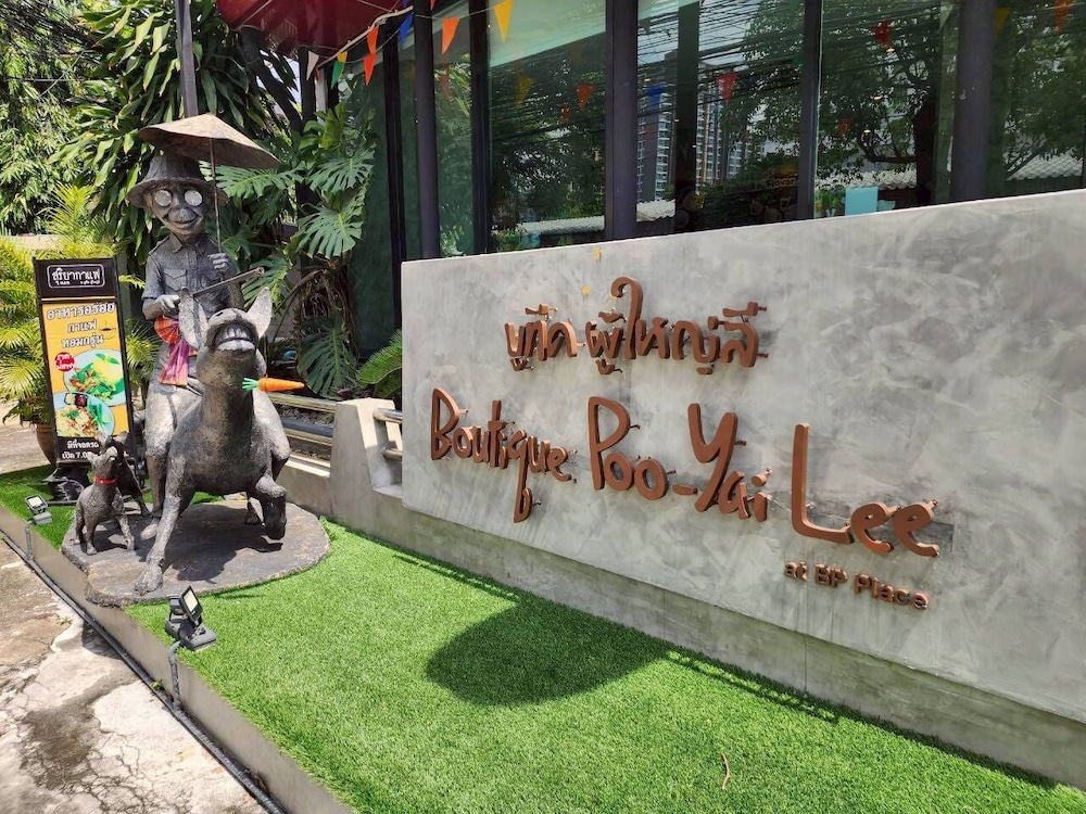 Boutique Poo-Yai Lee 52/58