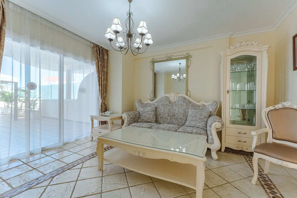 Flamingo Suites 25/50