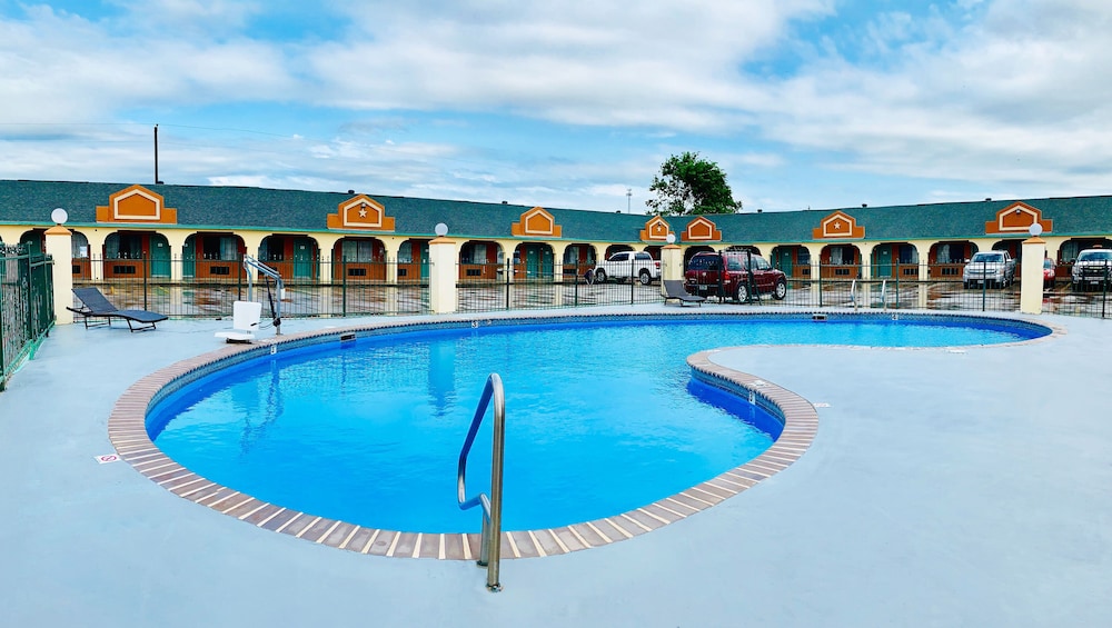 Executive Inn of Hondo 1/40