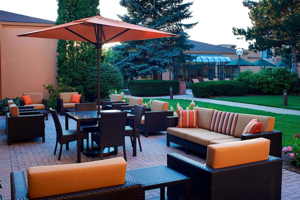 Comfort Inn and Suites Arlington Heights Wilke Rd 51/69