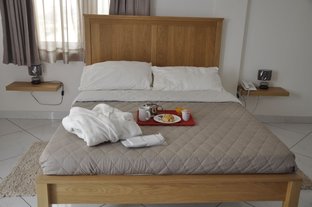 Le Suites Serviced Apartments 10/26