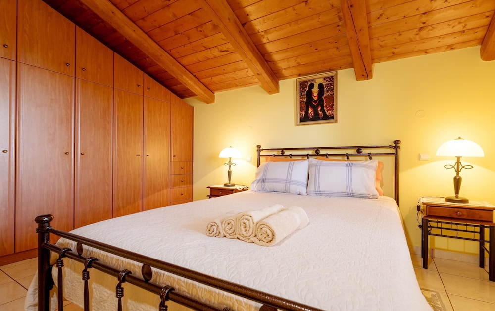 2 BEDROOMS, APARTMENT, TWIN BEDS, SOFA