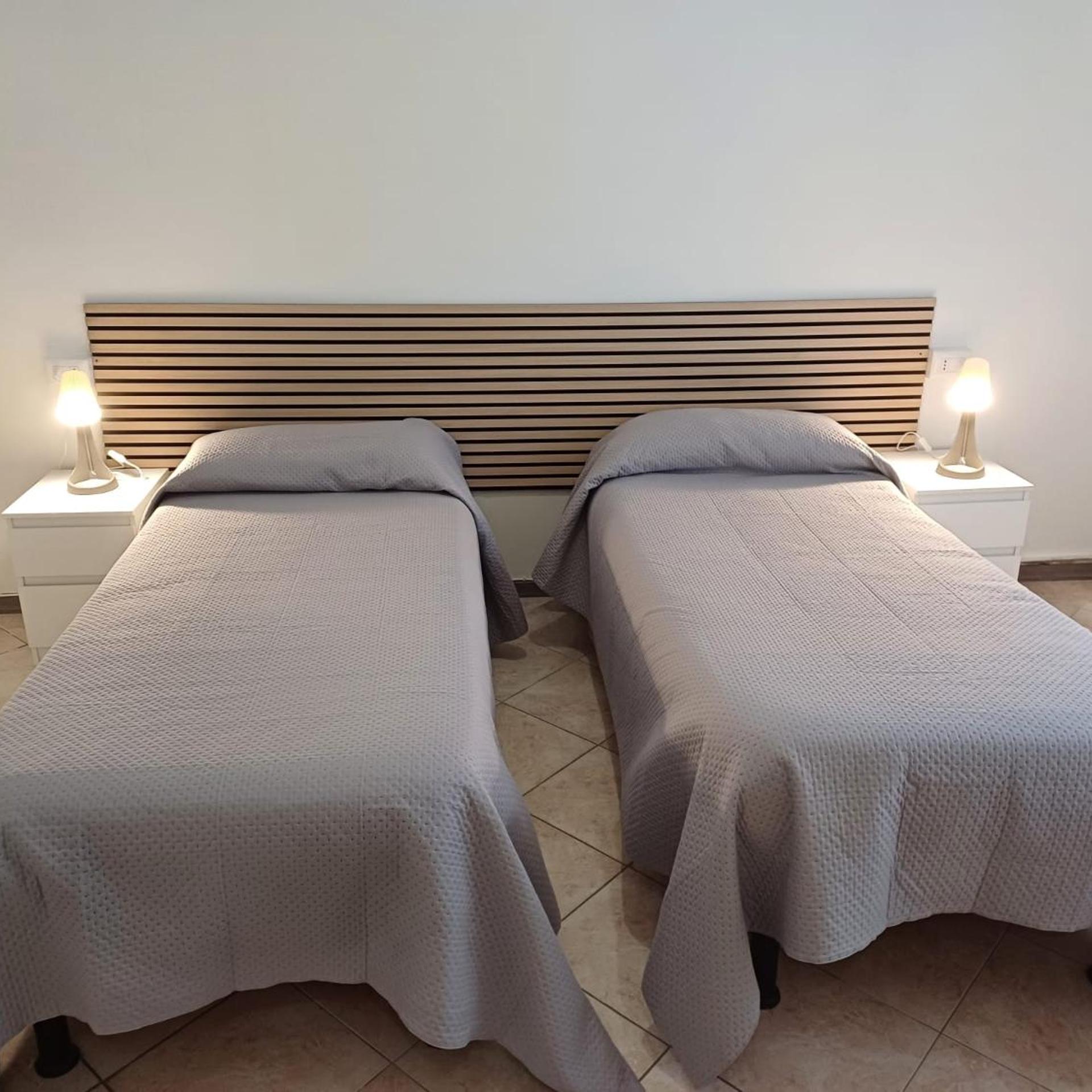 ROOM, DOUBLE OR TWIN BED