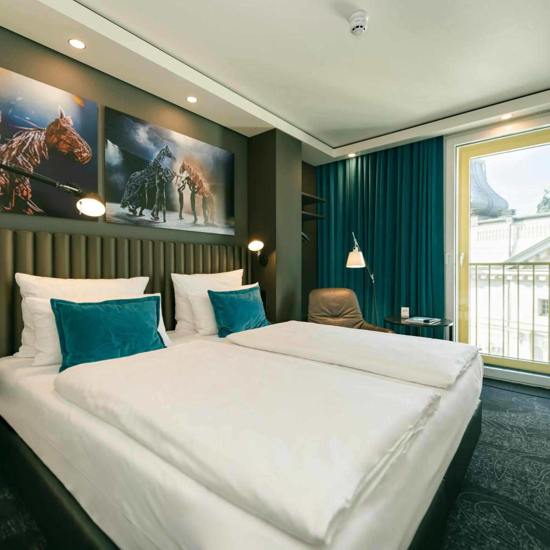 غرفة قياسية بسرير مزدوج بإطلالة، Hotel Motel One Berlin Ku Damm 2/5