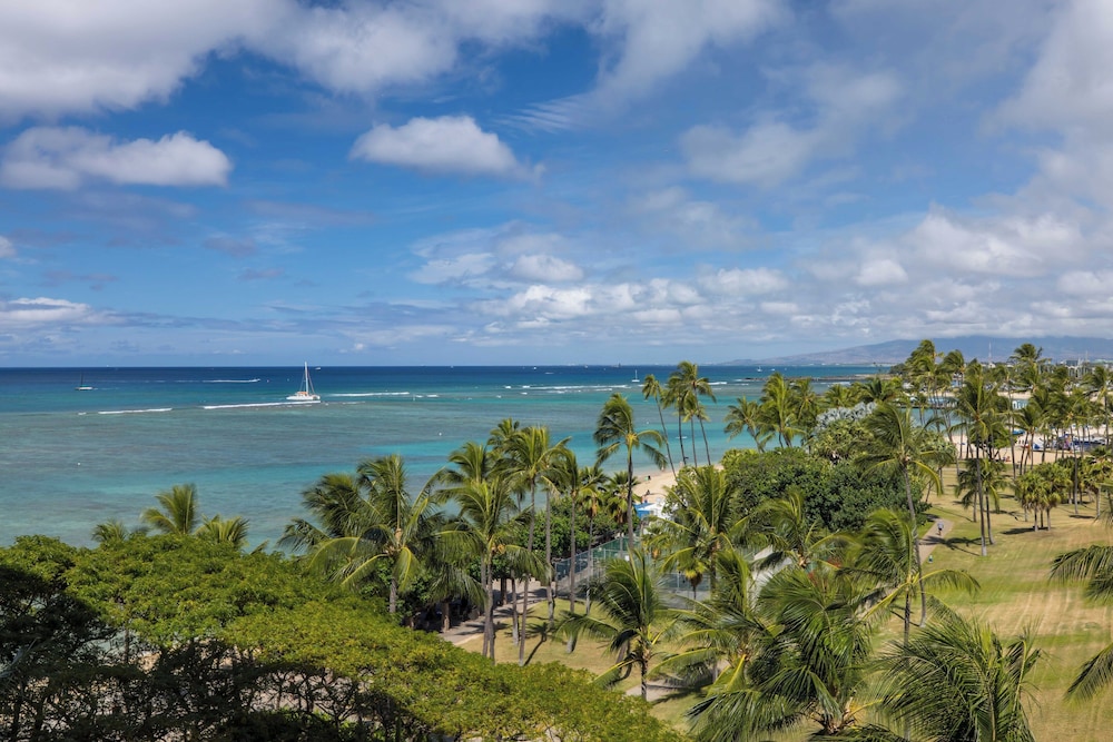 Waikiki Shore by OUTRIGGER 76/81