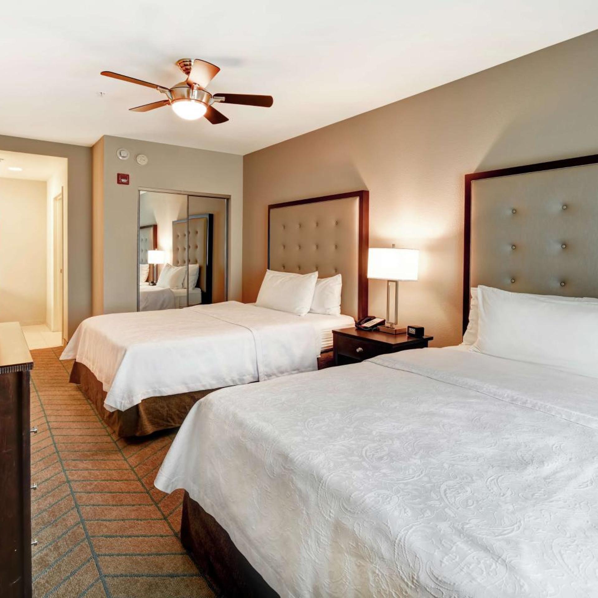Suite, 2 Queen Beds, Sofa, Accessible