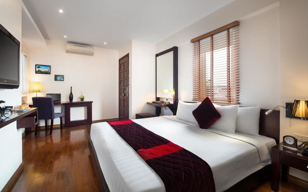 DELUXE, DOUBLE OR TWIN BED