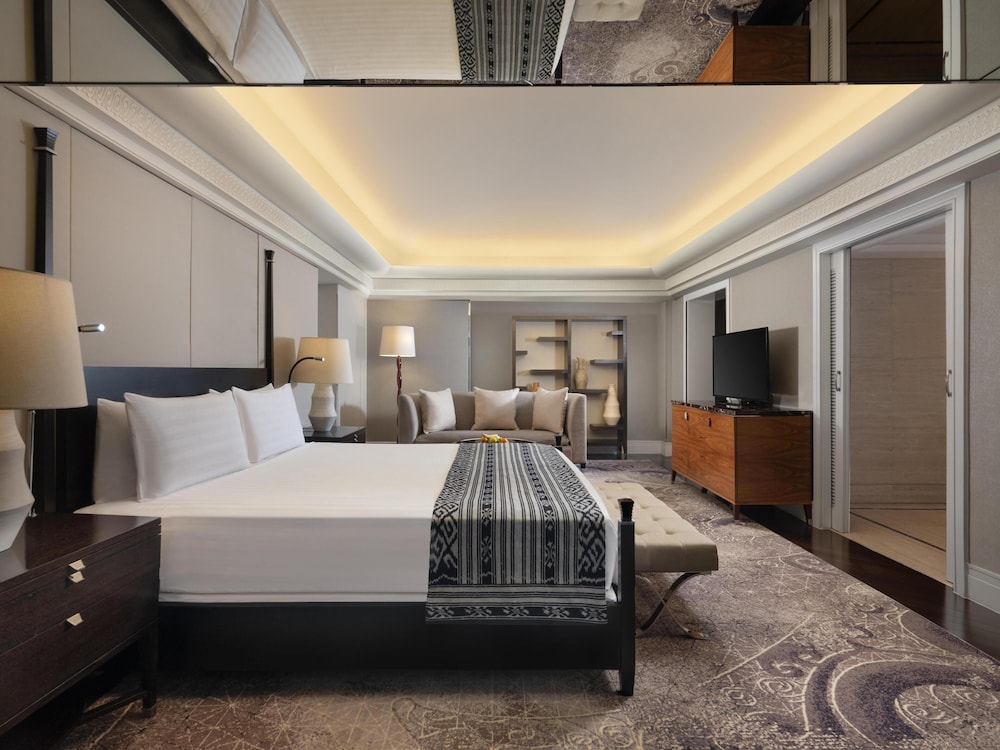 GRAND, DELUXE, KING BED, CORNER