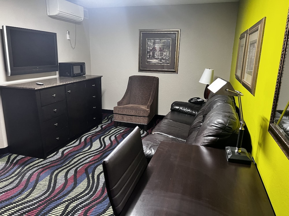 Apple Tree Inn and Suites 43/62