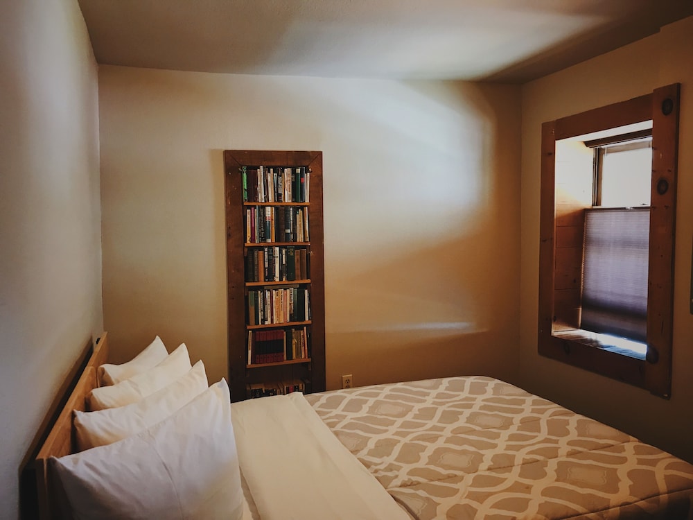 Connecting, 2 Queen Beds
