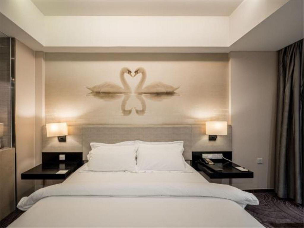 Explorer, Twin Beds