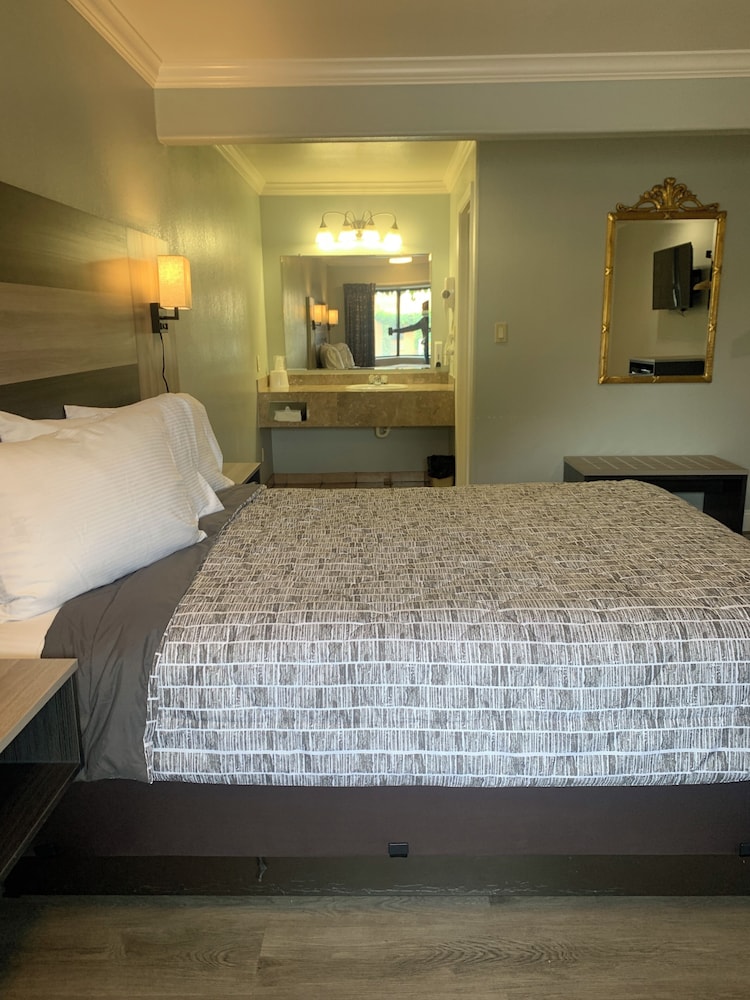 Monterey Oceanside Inn 24/43