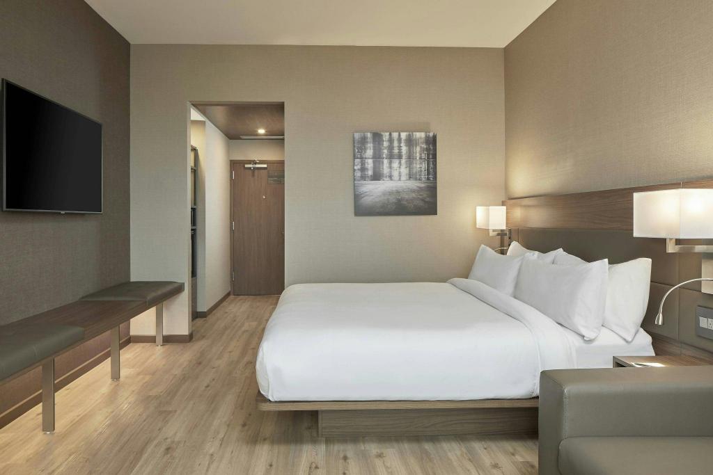 Room, King Bed, Airport View, Sofa