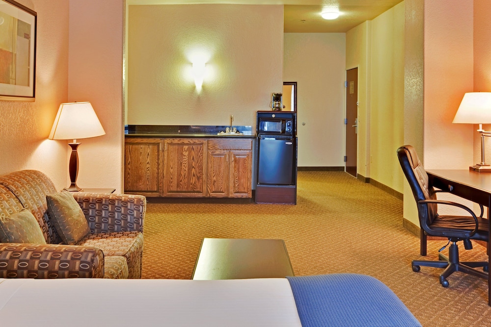 Holiday Inn Express Delano Hwy 99 48/49