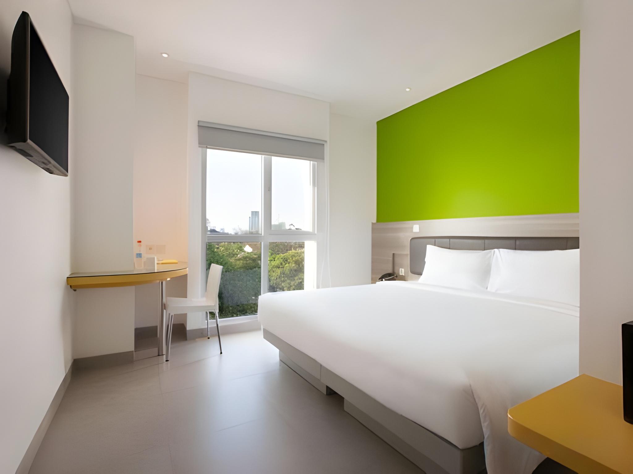 Smart, Hollywood, King Bed, No Window