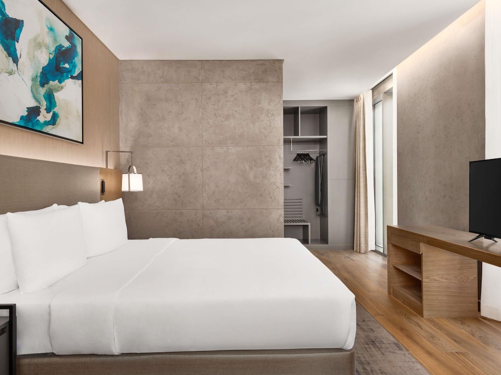 EXECUTIVE, SUITE, QUEEN BED
