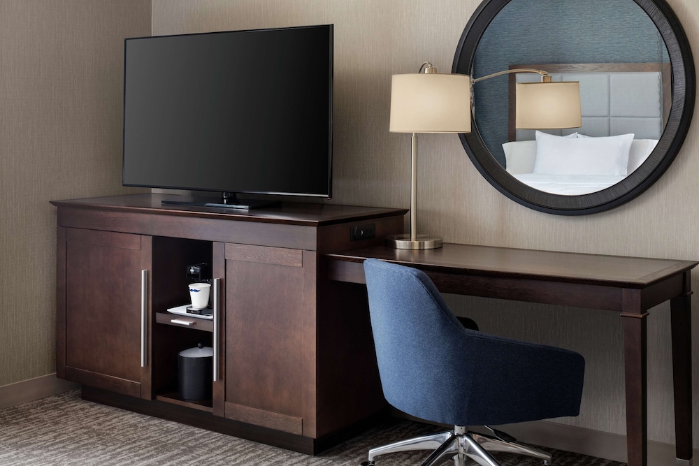 Hampton Inn and Suites Teaneck Glenpointe, NJ 39/41
