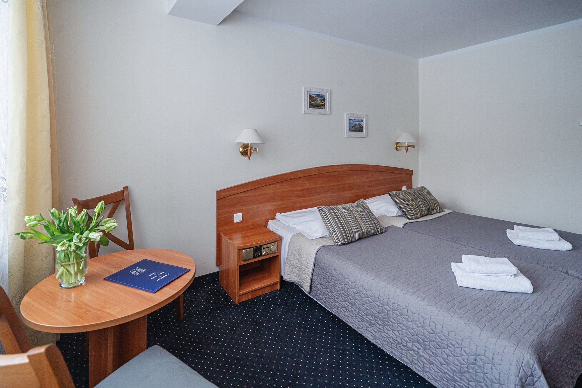 ROOM, TWIN BEDS