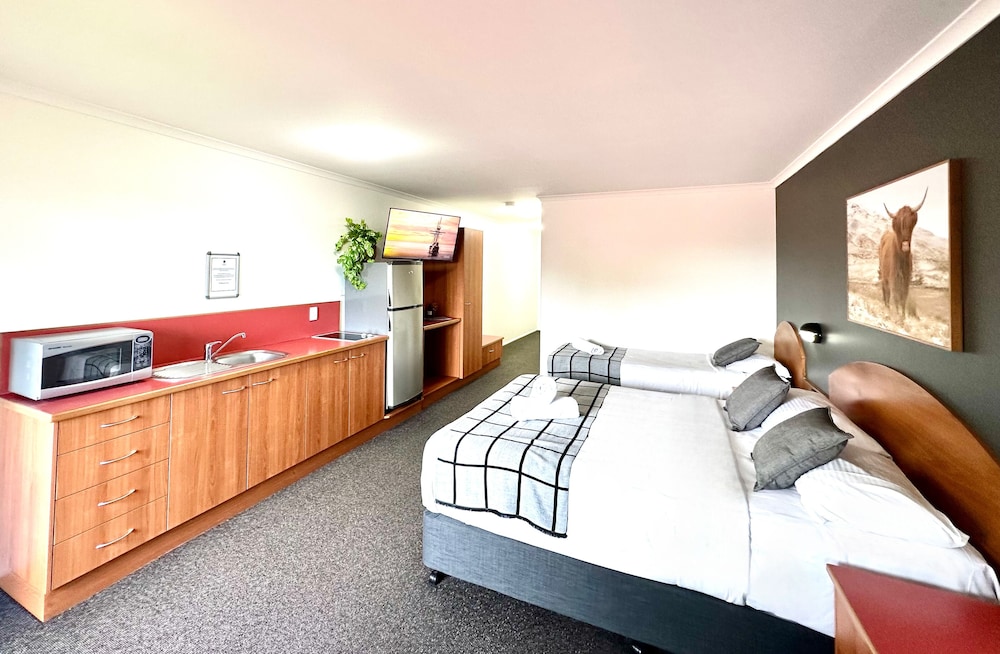 MACKAY RESORT MOTEL 25/65