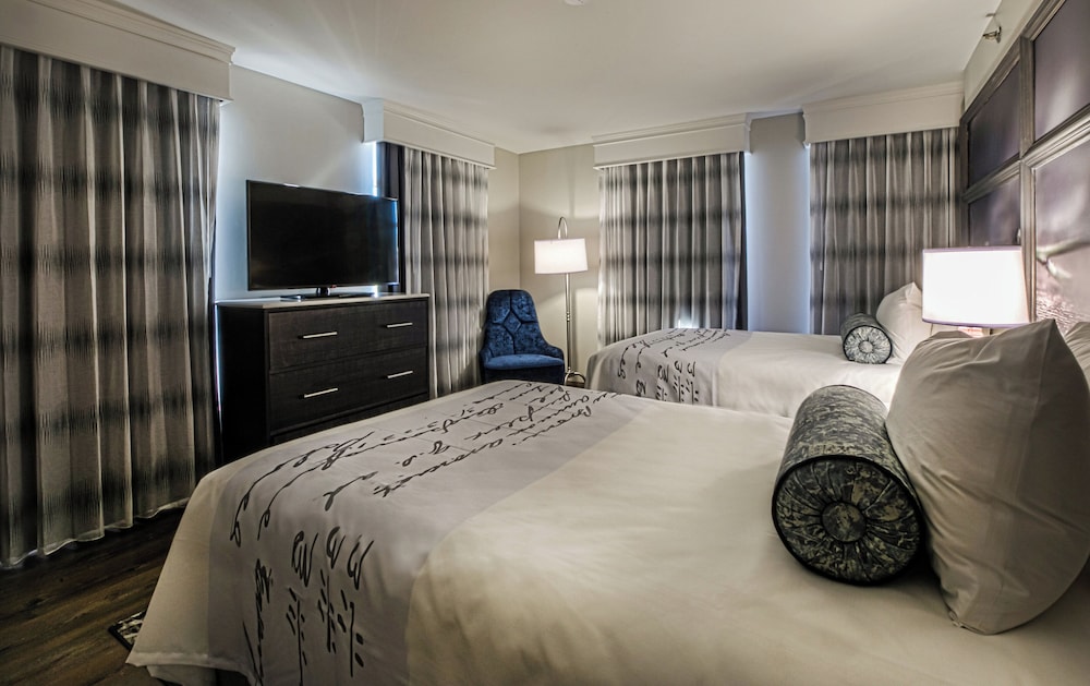 غرفة قياسية بسريرين مزدوجين