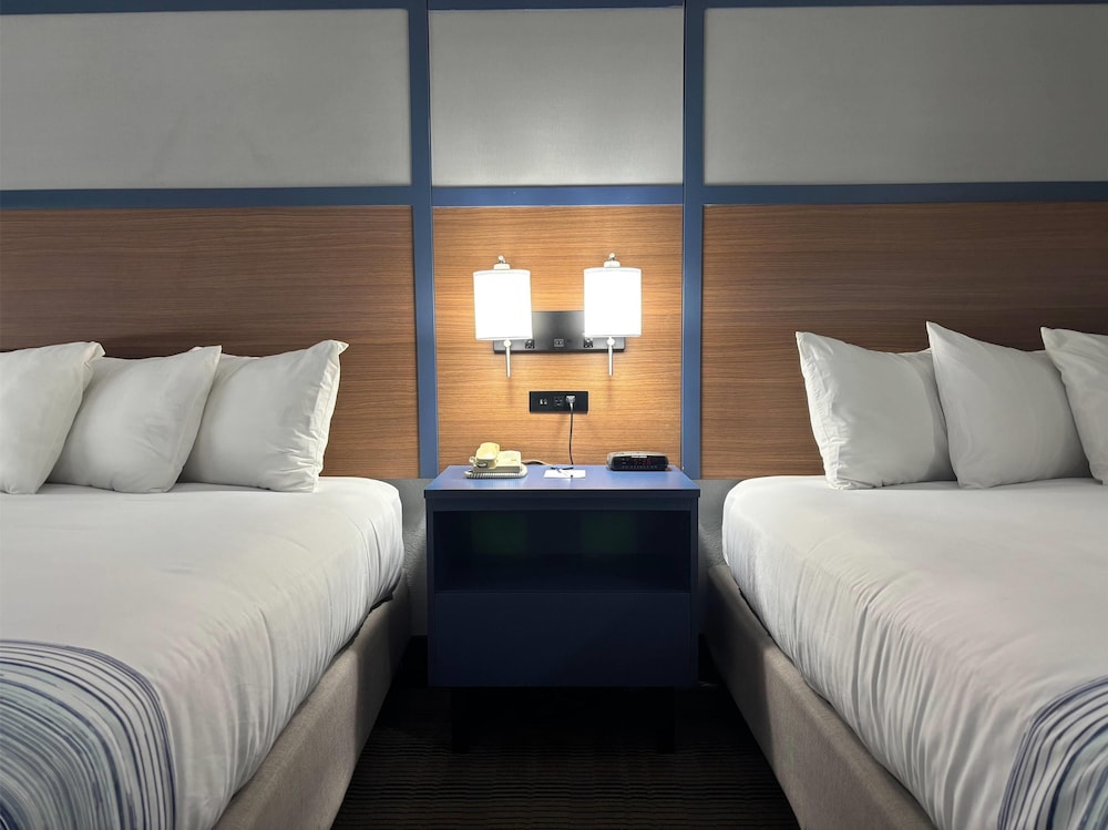AmericInn by Wyndham Galesburg 22/59