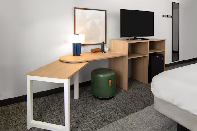 Spark by Hilton Lincoln Airport 25/27