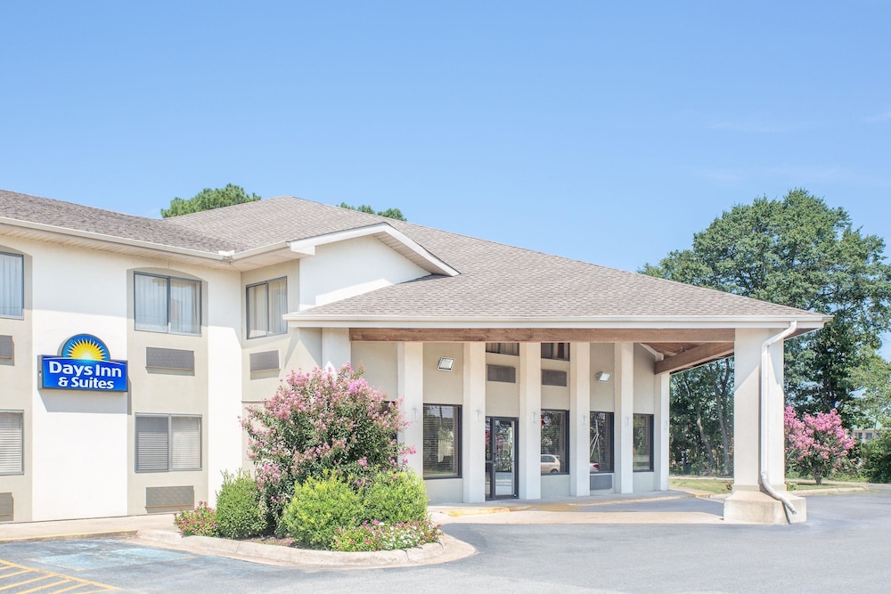 Days Inn & Suites By Wyndham Brinkley 1/14