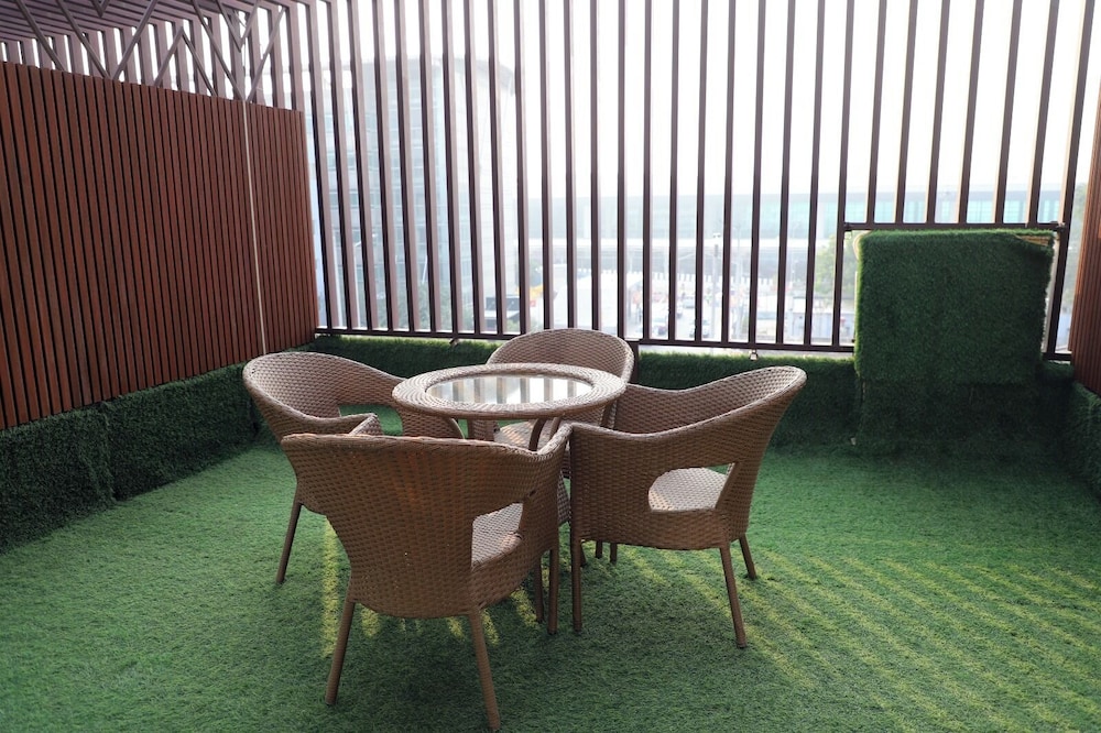 AIRPORT HOTEL. 50/56