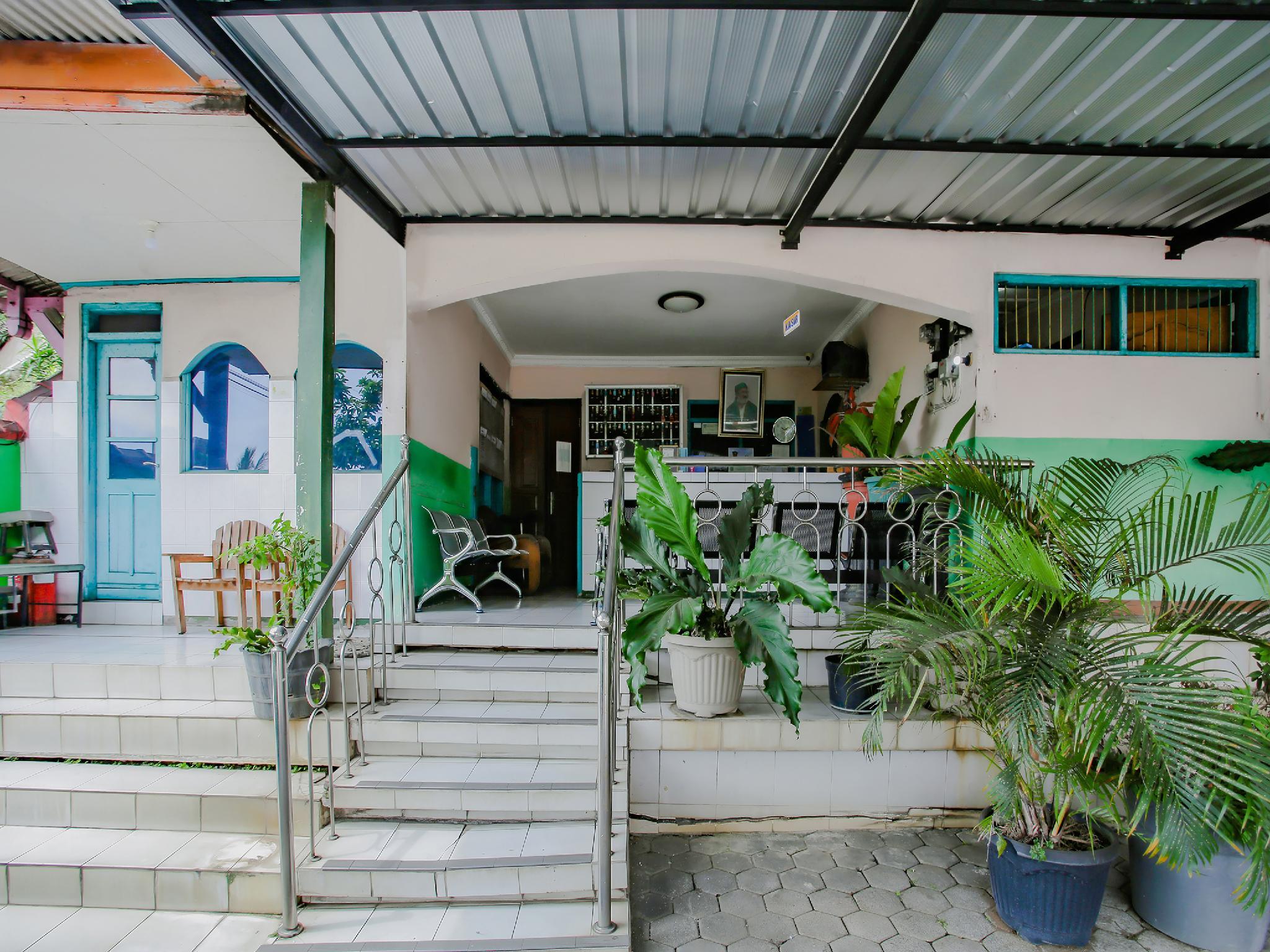 SPOT ON 90100 Hotel Kediri Bandungan 1/20