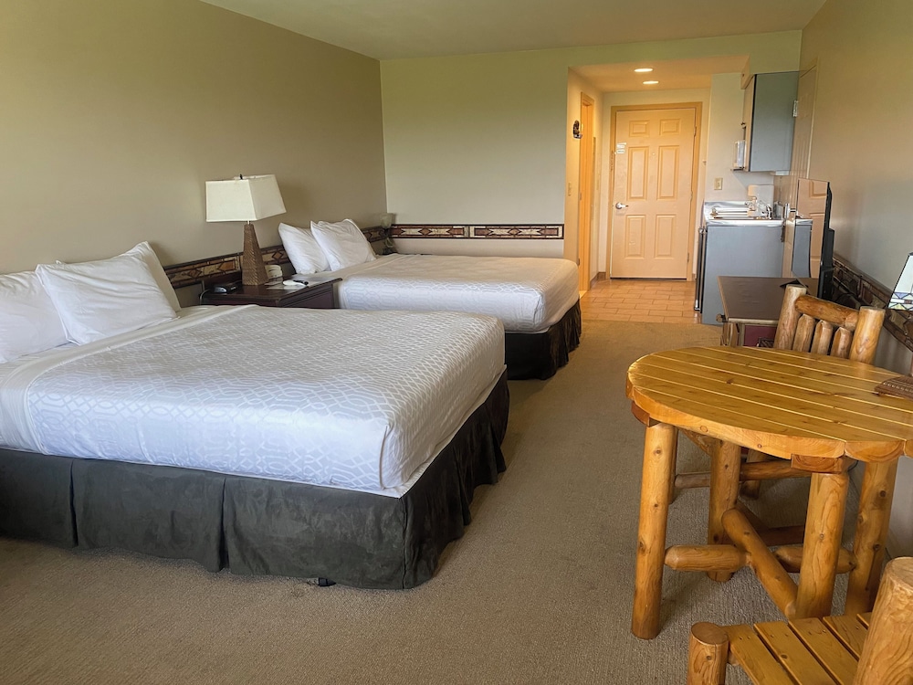 Room, 1 Single and 2 Queen Beds, Resort View