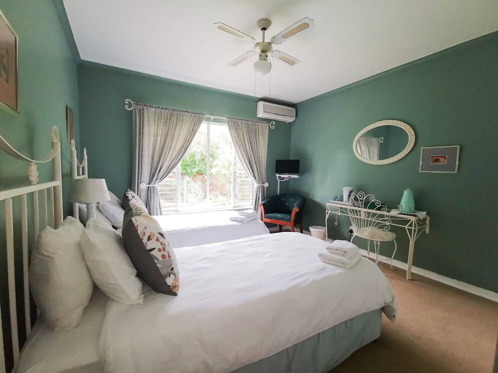 ROOM, TWIN BEDS