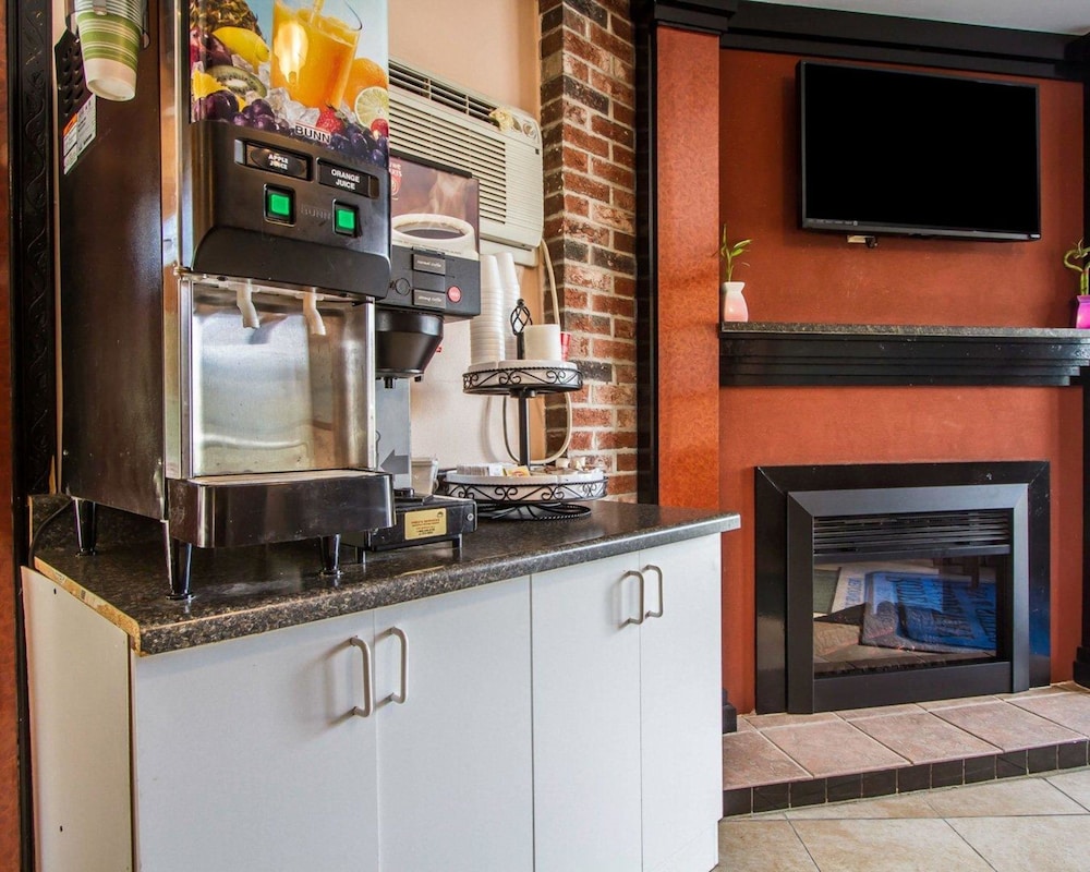 Rodeway Inn & Suites Brunswick Near Hwy 1 27/36