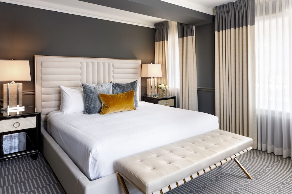 SUITE, KING BED