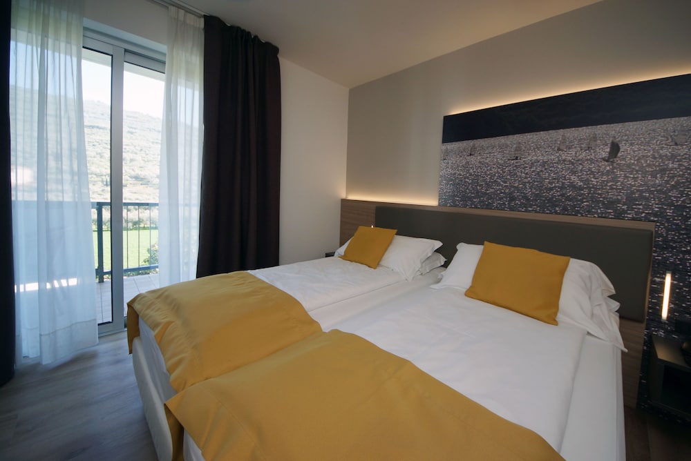 Hotel Ambassador Suite 12/73