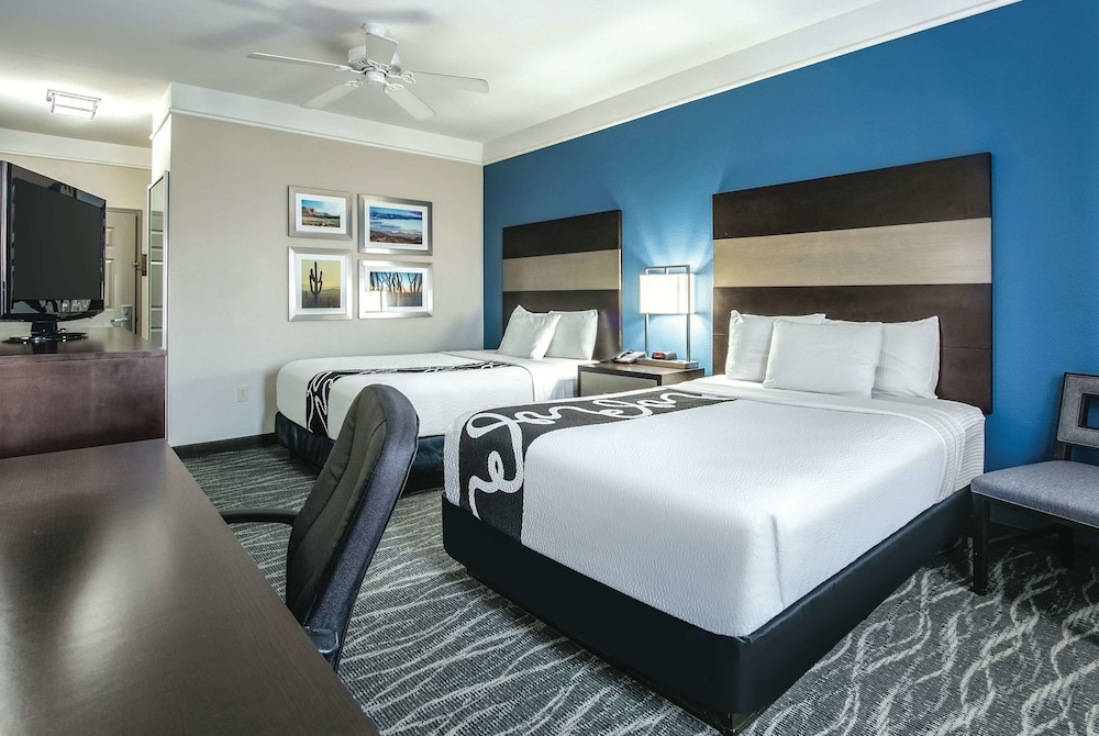 La Quinta Inn and Suites Phoenix I-10 West 20/50