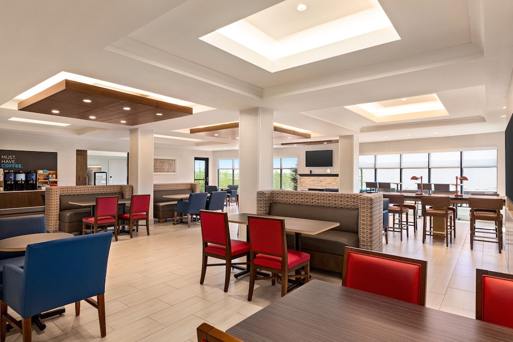Holiday Inn Express Hotel Suites Denver Airport 23/34