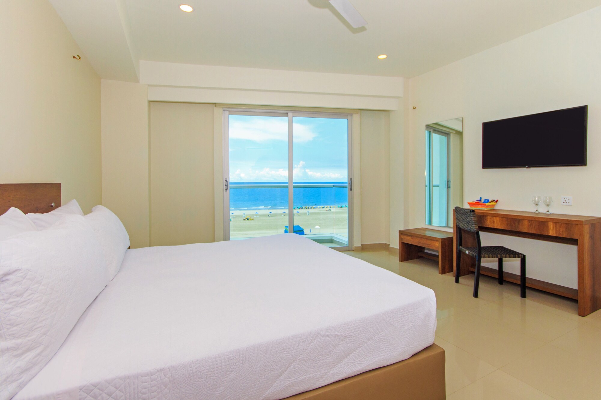 1 BEDROOM, COMFORT, DOUBLE BED, OCEAN FRONT, BALCONY
