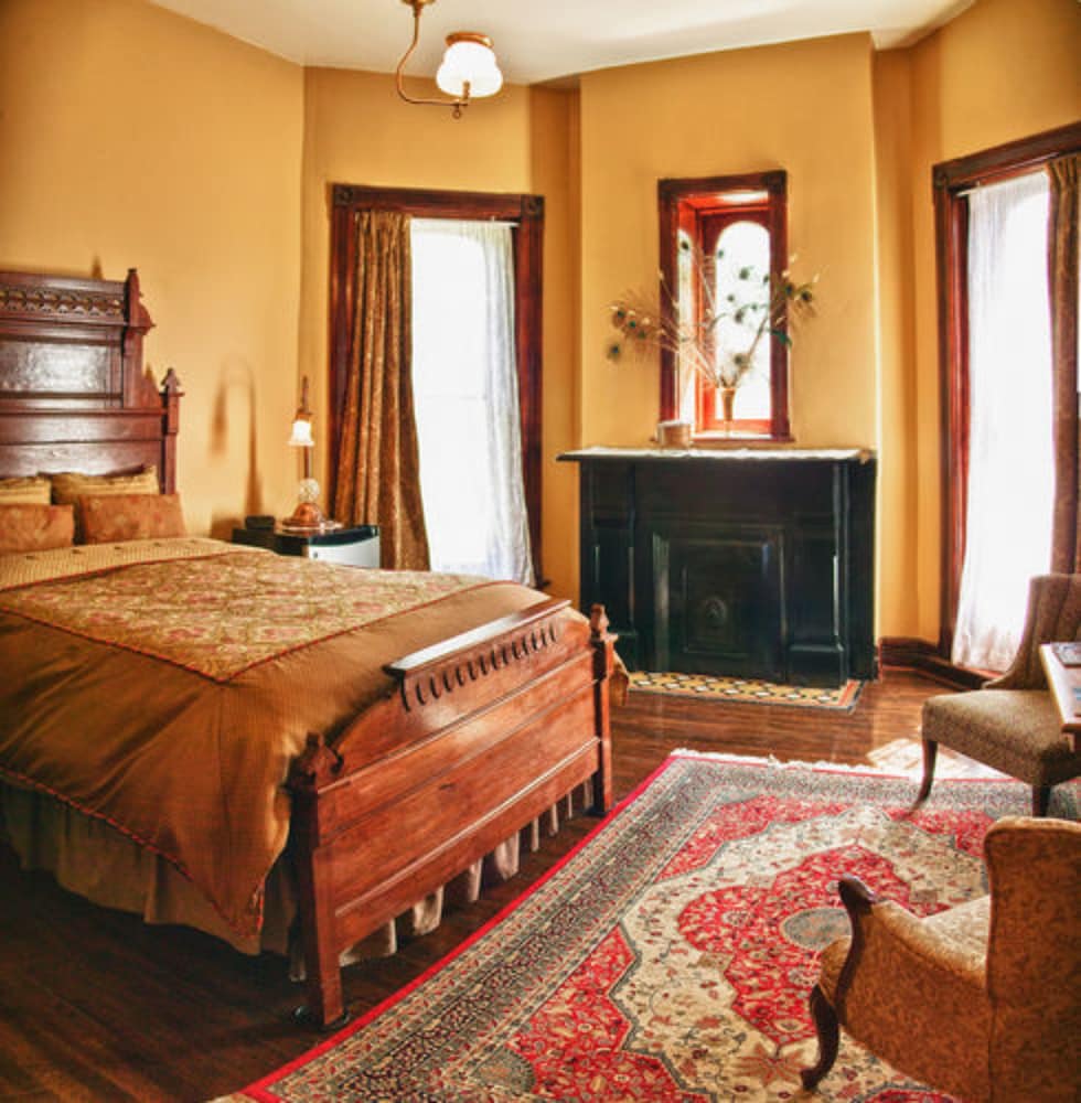 Whiskey Mansion Bed and Breakfast 3/22