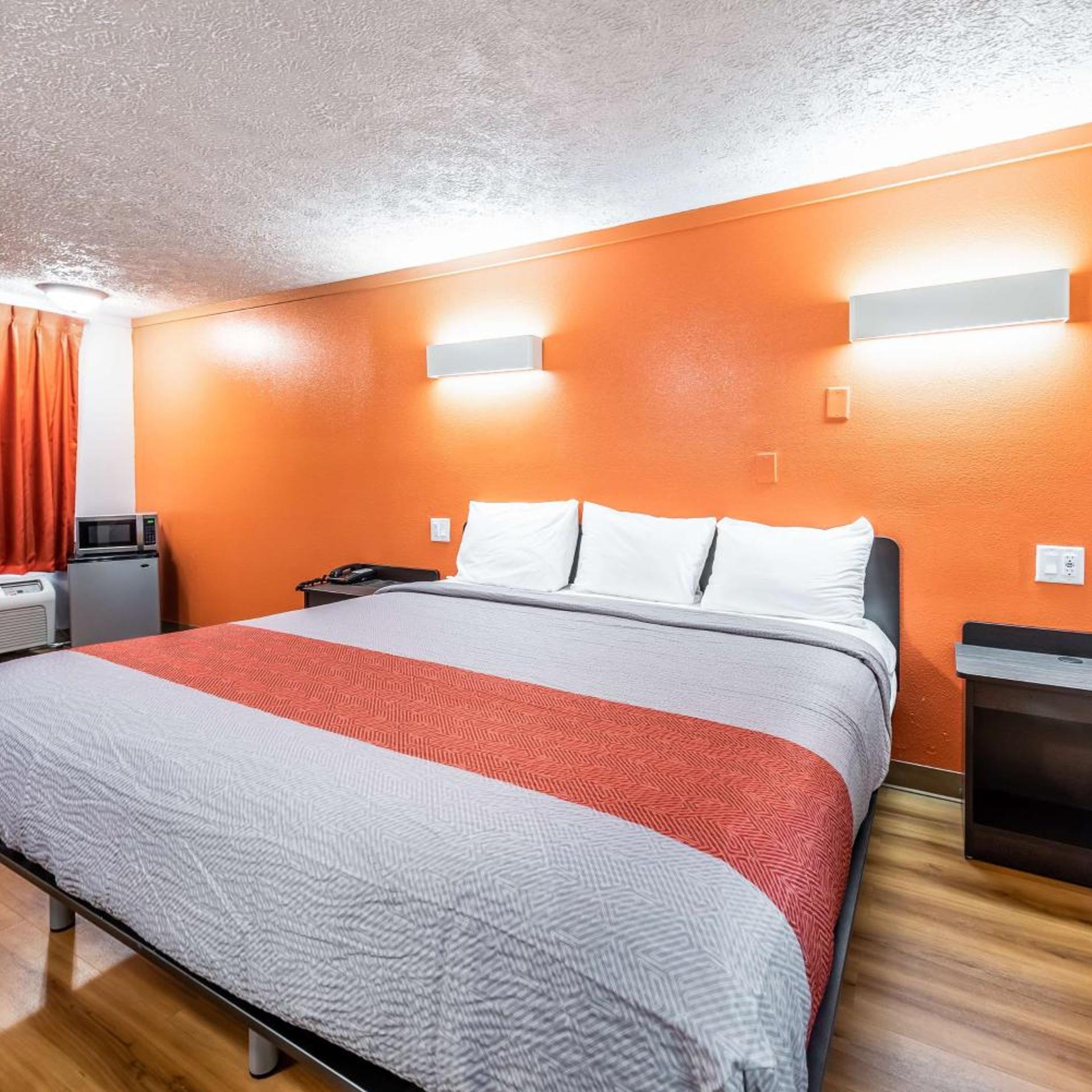 غرفة بسرير كينج للمدخنين، Motel6 Mansfield, OH 8/9