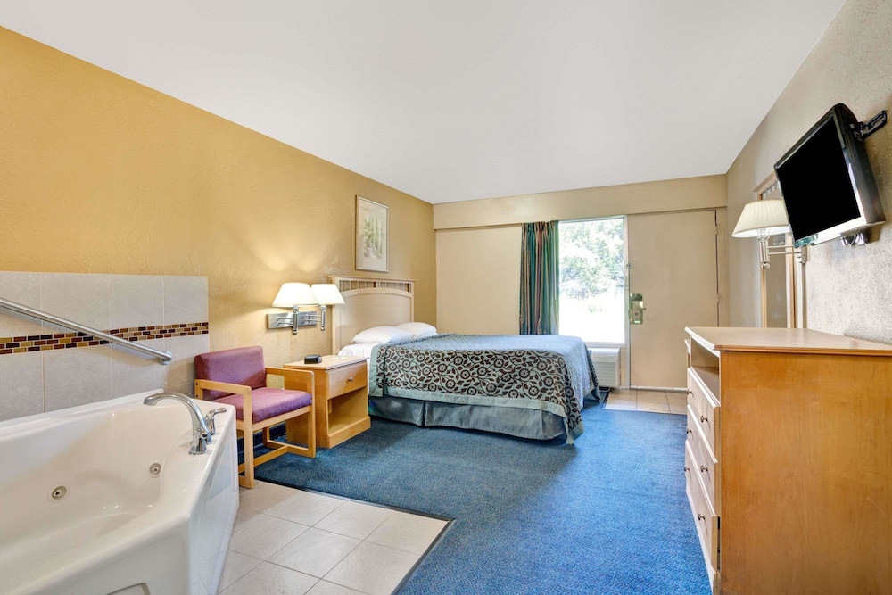 Days Inn By Wyndham Louisville Airport Fair And Expo Center 23/32