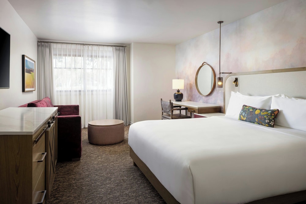 Suite, King Bed, Sofa