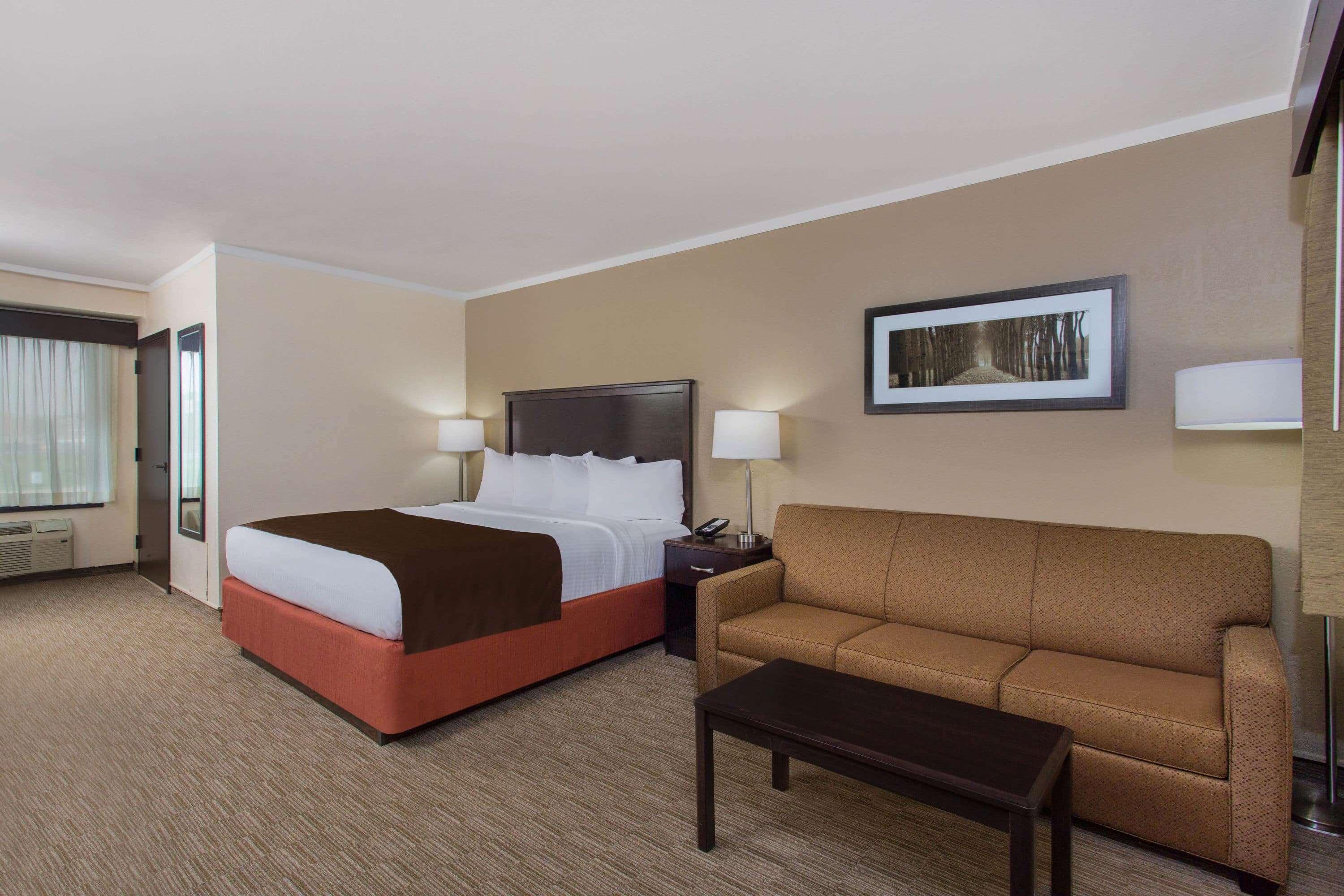 Room, King Bed, Pool Side, Main Floor, Accessible