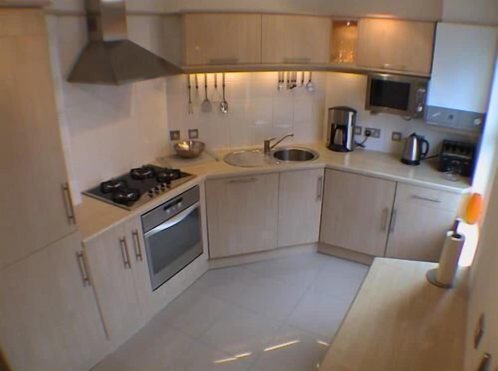 Earle House Serviced Apartments 11/50