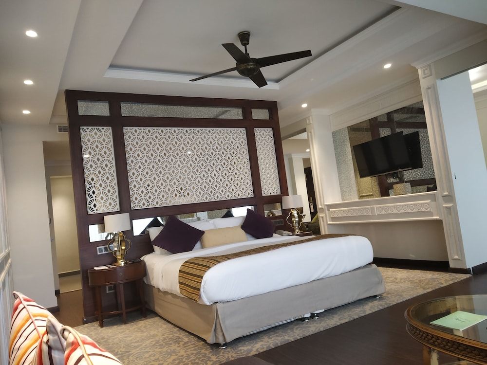 Suite, 1 King and 1 Single Beds, Mountain View, Terrace